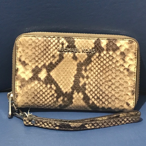 Michael Kors snake print wristlet - Picture 1 of 16